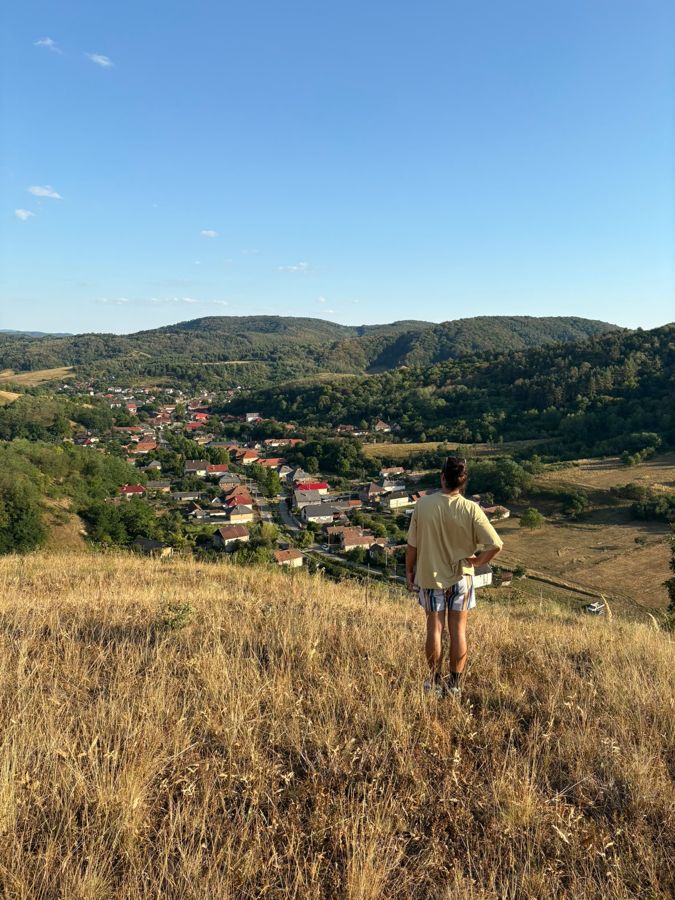 Kilátás a dombról a falura és a zöld környékre